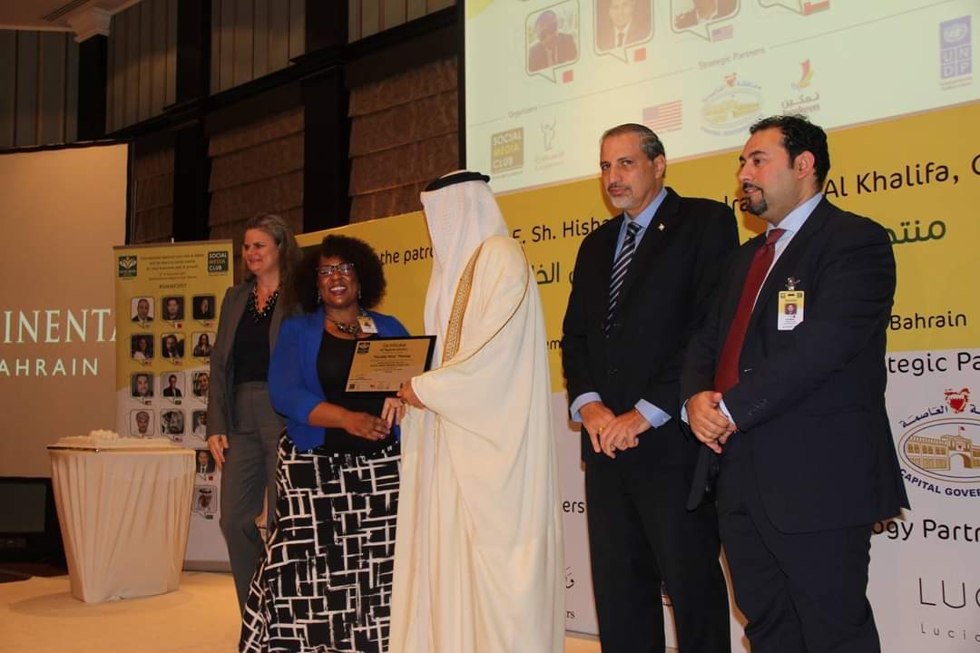 Nina Thomas recognized on stage at the Social Media Masters Forum in Bahrain, 2017